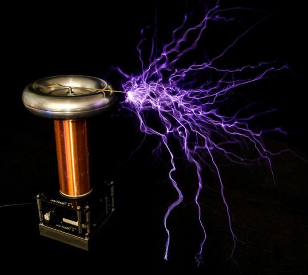 tinytesla-desktop-musical-tesla-coil-by-onetesla-620x553.jpg