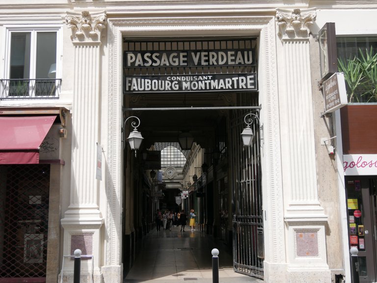 (image : Sortie du Passage Verdeau)