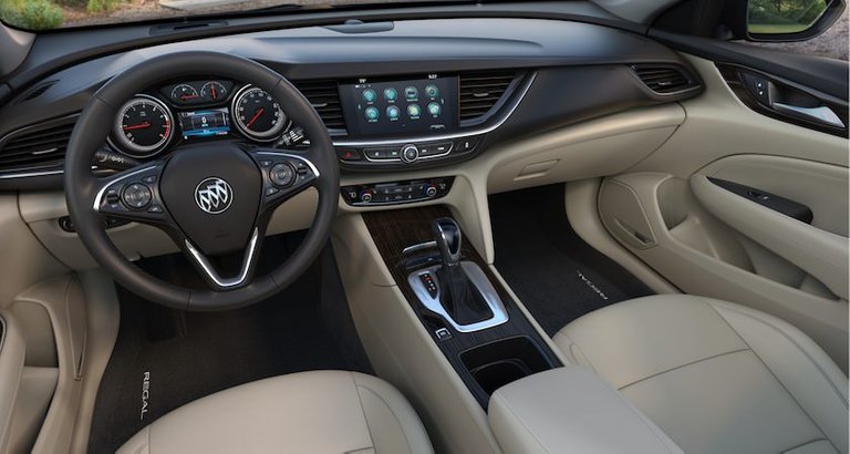 2018-buick-regal-mov-interior-18BURE00003.jpg