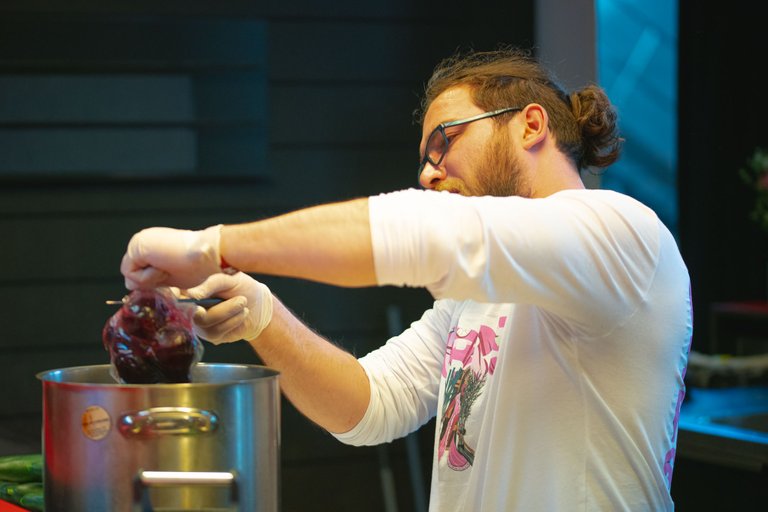 © Ruben Cress - Cold beetroot soup being prepared