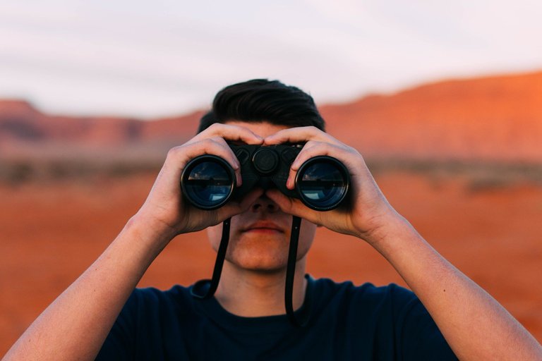 binoculars1209011_1920.jpg