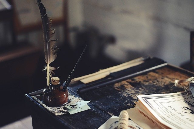 desk-1869579-640.jpg
