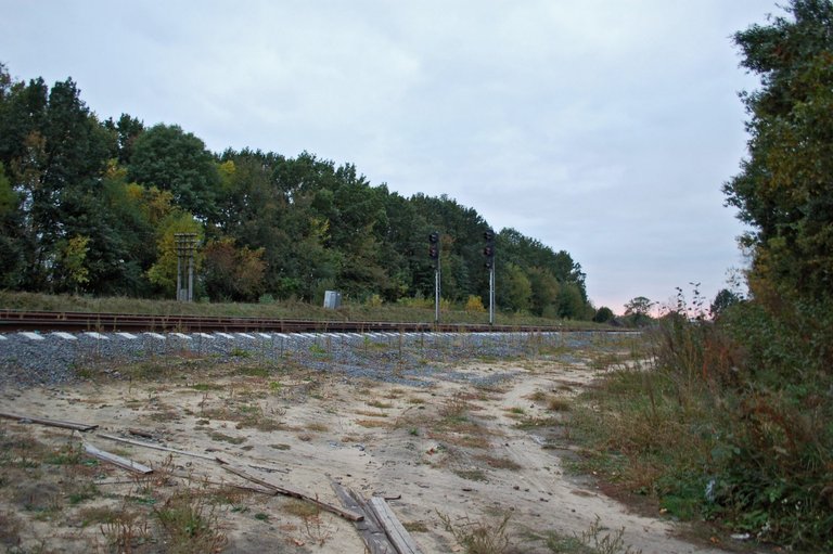 Fragment torów kolejowych, przez które przebijała się 27 WDPAK