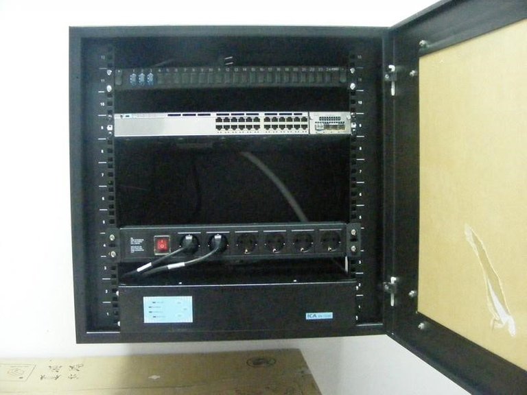 Gambar 3.2 Switch C3750e di masing-masing gedung.jpg