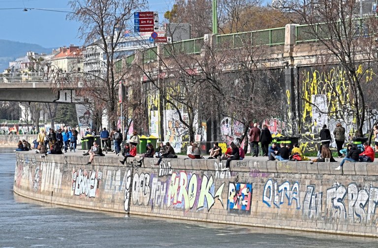 In der zweiten Märzhälfte drängten die Massen raus ins Warme. Die Saisonalität könnte ein Mitgrund für die fallende Inzidenz Anfang April gewesen sein.  Foto: APA/HANS PUNZ