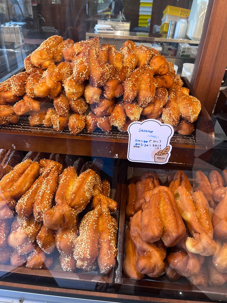 These are some of the fried doughs with sesame covered all over them, which are some of the traditional Sarawakian desserts here. These taste slightly sweet. Families here love buying them and dunking them into different beverages for their breakfast or afternoon tea. 