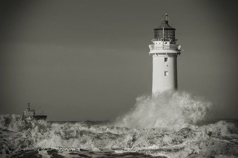 lighthouse_6521858_1280.jpg