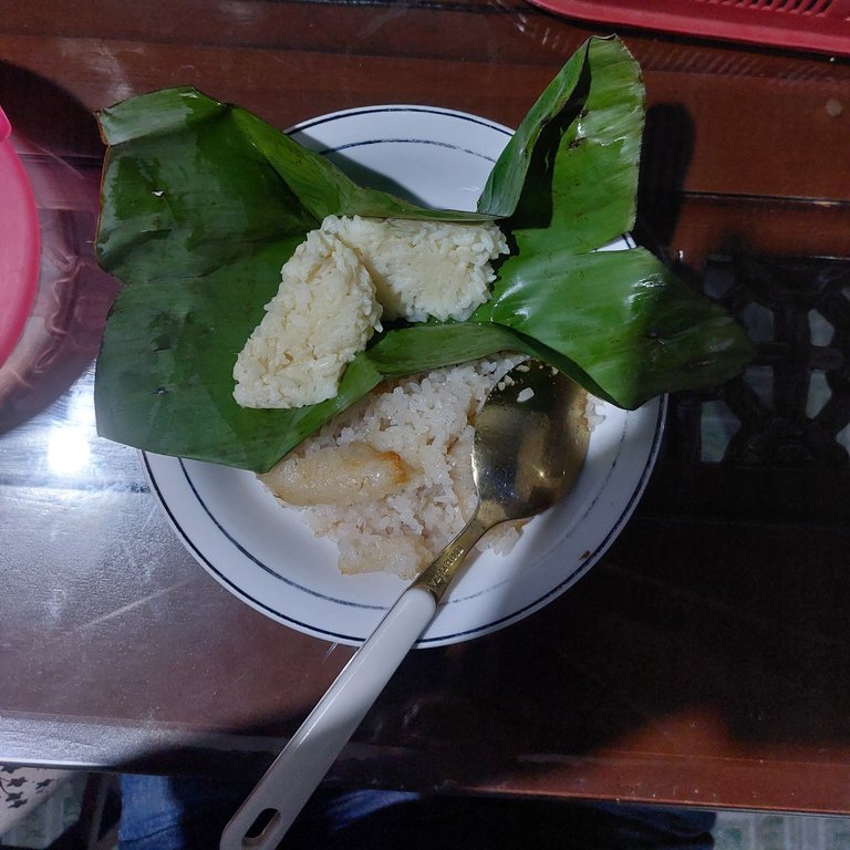 Tapai ketan yang siap dimakan bersamaan dengan ketupat