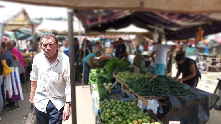 📸 PhotoFeed contest - Portrait photography, round 132.  Making purchases. EN/ESP.