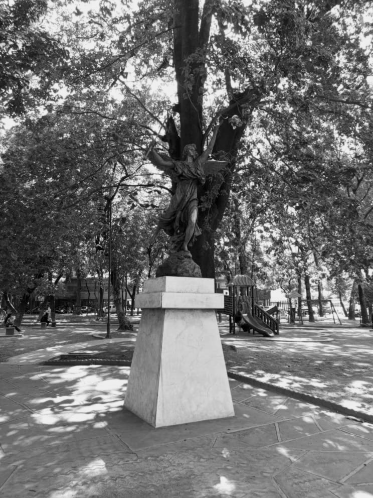 📸 PhotoFeed Contest - Black & White Photography Round 124. The angel.