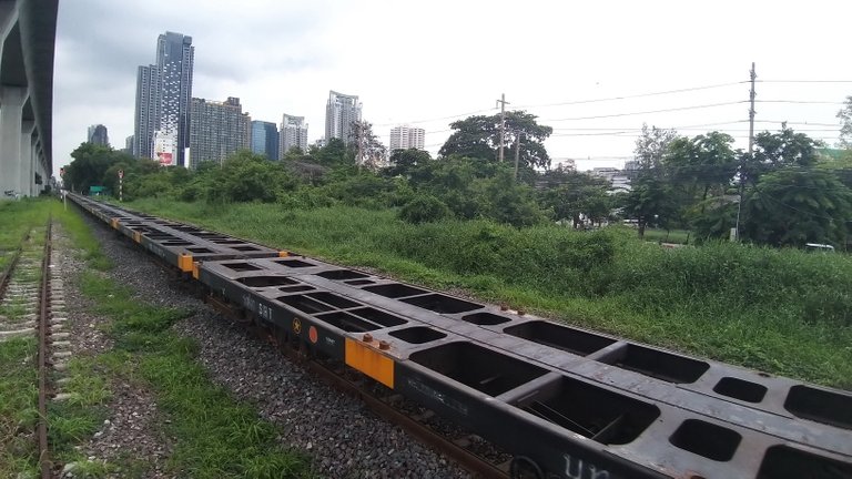 makaasak_train_grave_yard_bangkok_streets_august_2020_365.jpg