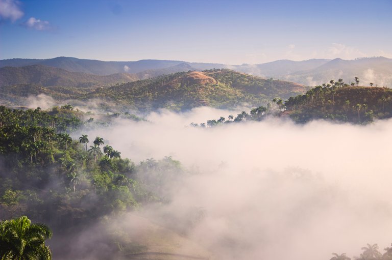 Foto matutina desde los altos de Mangá, al fondo la Sierra Cristal