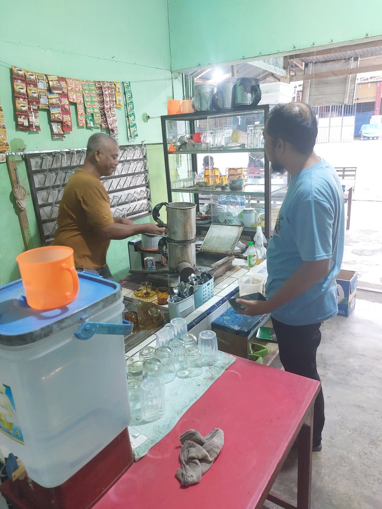 Pengunjung sedang memesan kopi