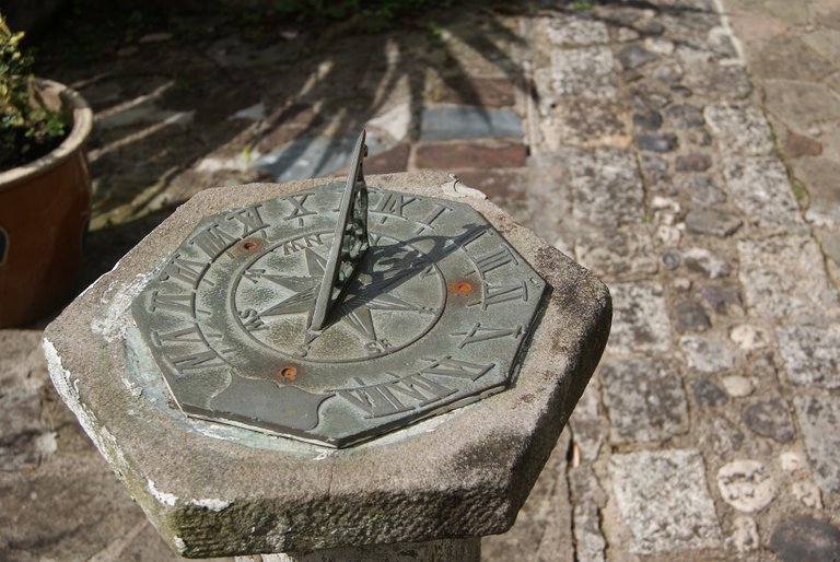 sun_dial_g4dcd410b8_1920.jpg