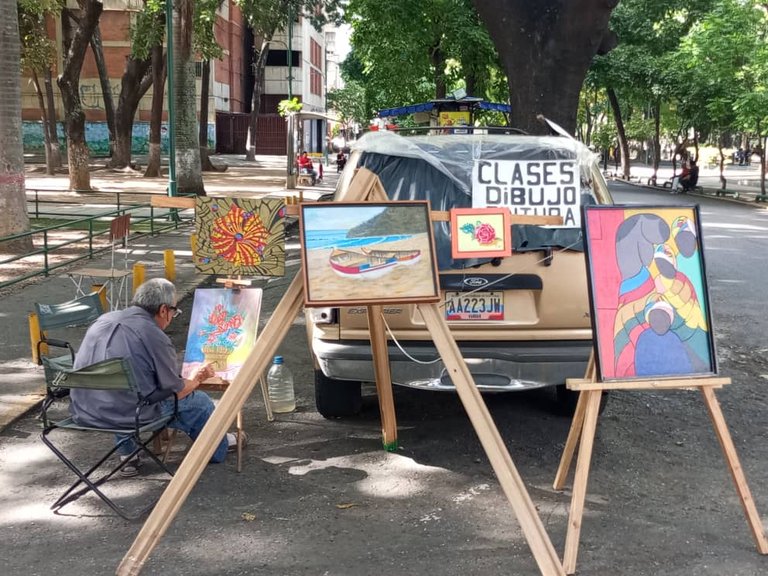 📸 PhotoFeed Contest - Street Photography Round 124. Painting classes in the street. EN/ESP.