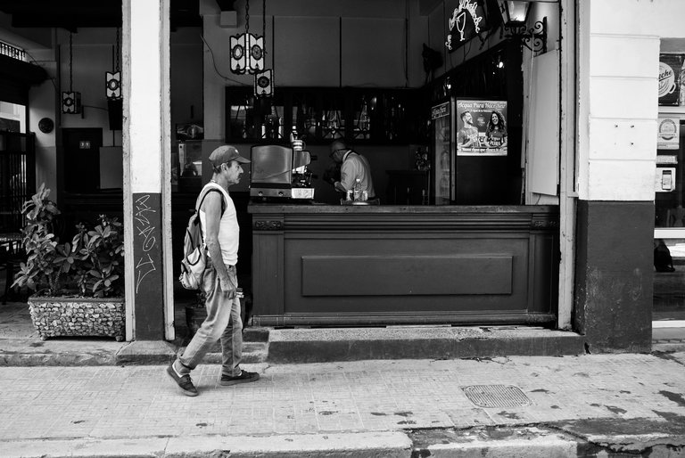 One of the oldest bars on Obispo Street, Old Havana / De los bares más antiguos en la calle Obispo, Habana Vieja. 