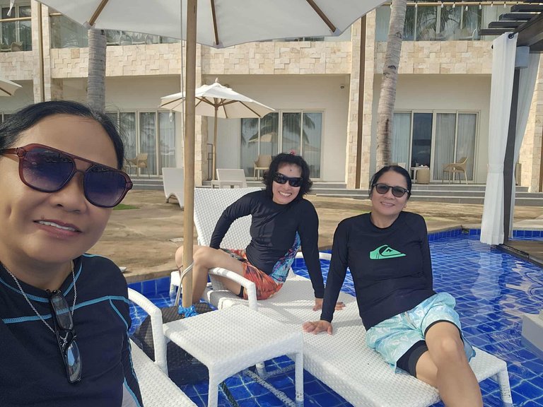 Chilling at the pool side with these ladies.