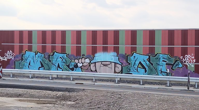 Großes Graffiti an der Autobahn Wand
