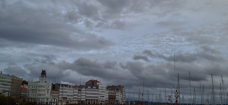 vista del cielo nublado en un malecon