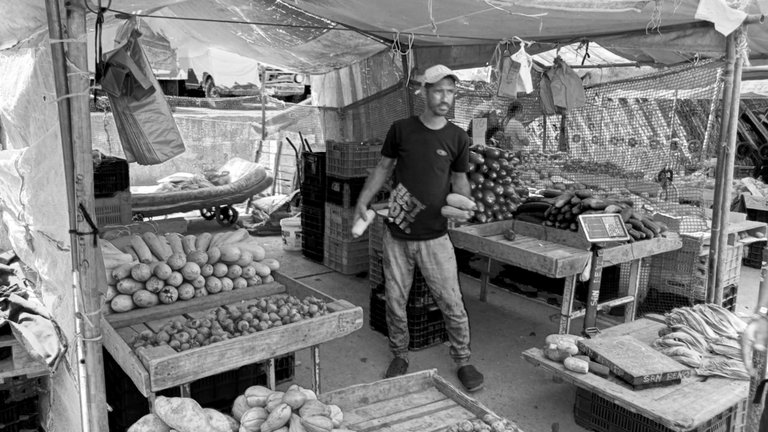 📸 PhotoFeed Contest - Black & White Photography Round 134. Vegetable seller. EN/ESP.
