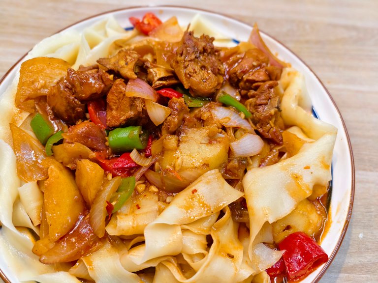 Trying Flattened Noodles With Large Plate Chicken