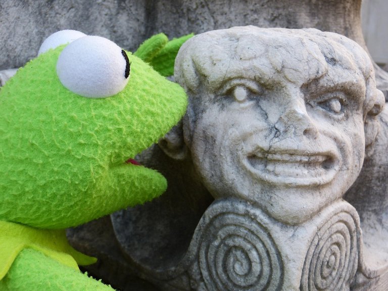 [Fuente](https://pixabay.com/photos/kermit-frog-stone-figure-figure-211105/)