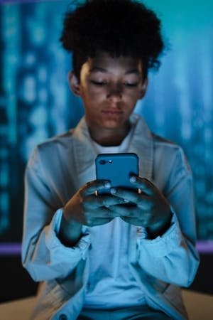 Children's vulnerability when using phone.