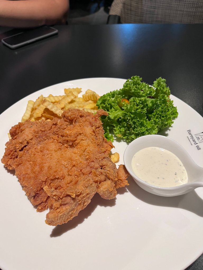 Fried chicken steak is one of my favourite things to order at any restaurant. There at the side is the mayonaise sauce that can be added to the fried chicken to make it taste a lot better. The meat is quite tender and crispy. The french fries are quite crispy. Some lettuce for the night to add on some fibres to my diet. 