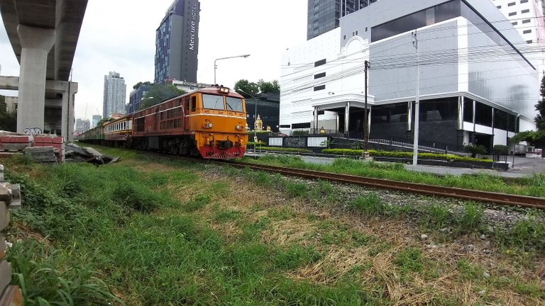 makaasak_train_grave_yard_bangkok_streets_august_2020_268.jpg