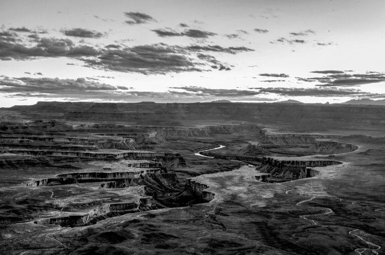 desert_sunset_bw.jpg