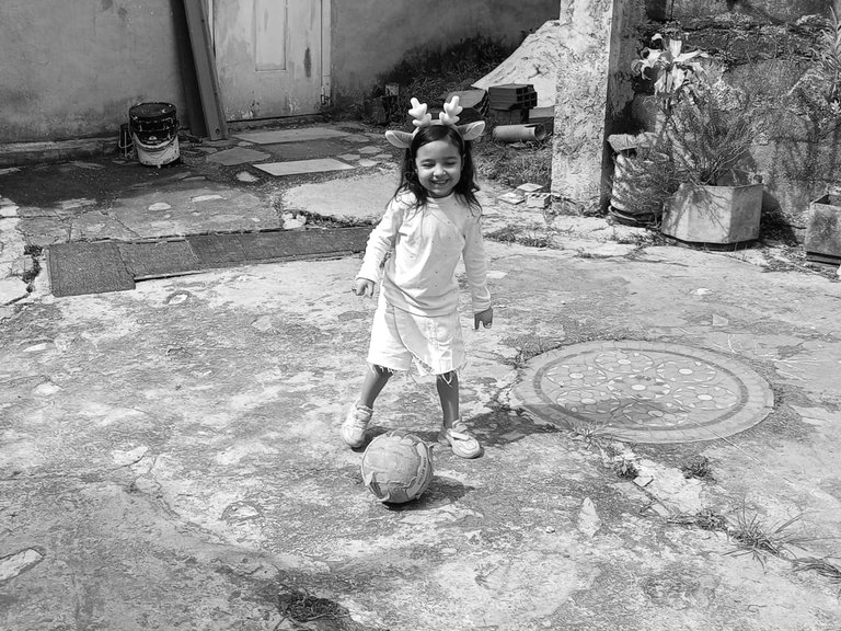 📸 PhotoFeed contest - Portrait photography, round 123.  Black and White Portraits of Childhood Innocence. EN/ESP.