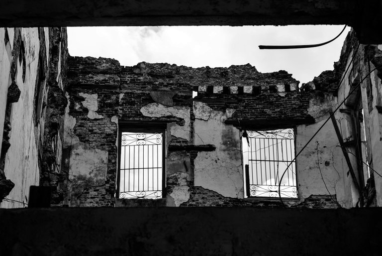 Family building in ruins, Downtown Havana / Edificio familiar en ruinas, Centro Habana.