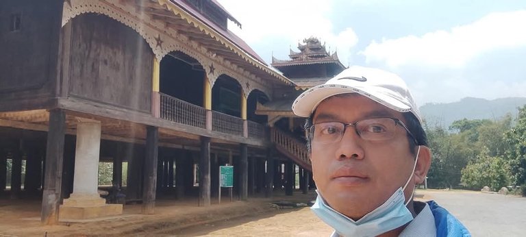 တိုင်တစ်ရာ ဘုန်းကြီးကျာင်း နောက်ခံနဲ့