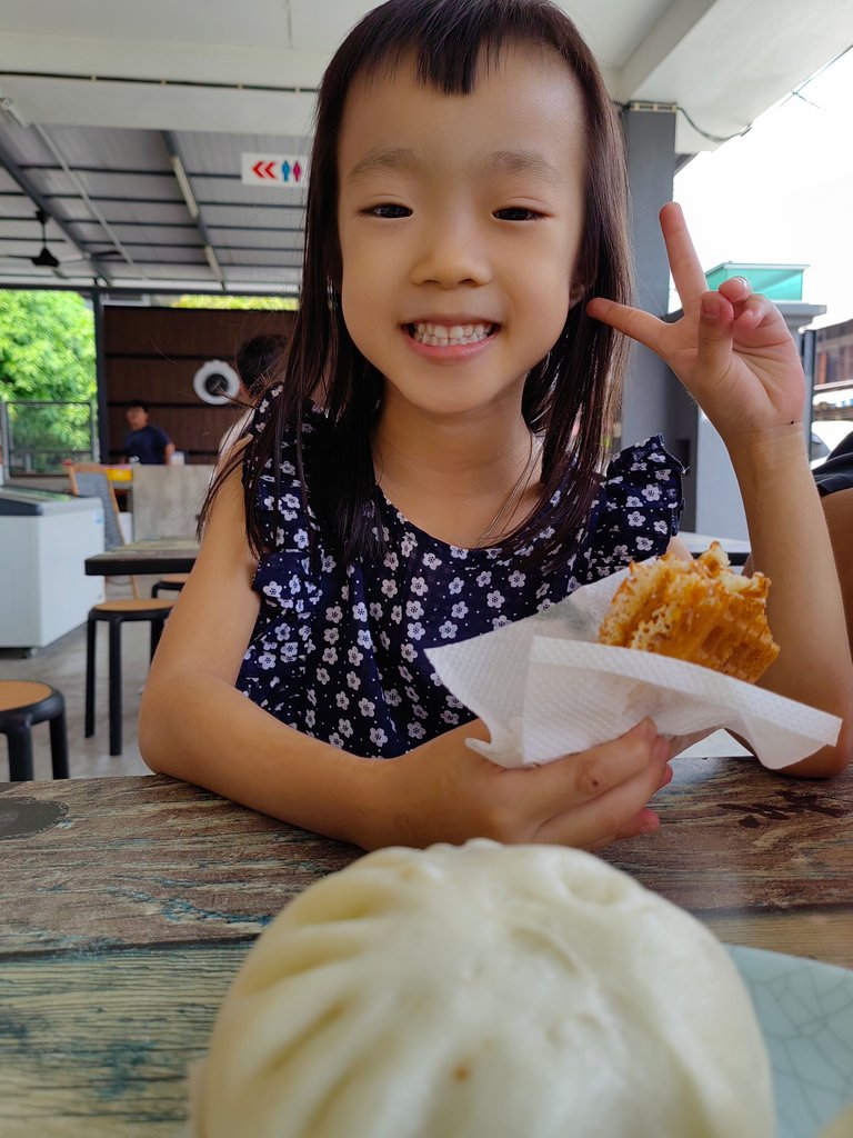 ยิ้มหวานมากวันนี้ลูกสาวได้กินขนมโปรดนั่นก็คือซาลาเปาขนมจีบ.