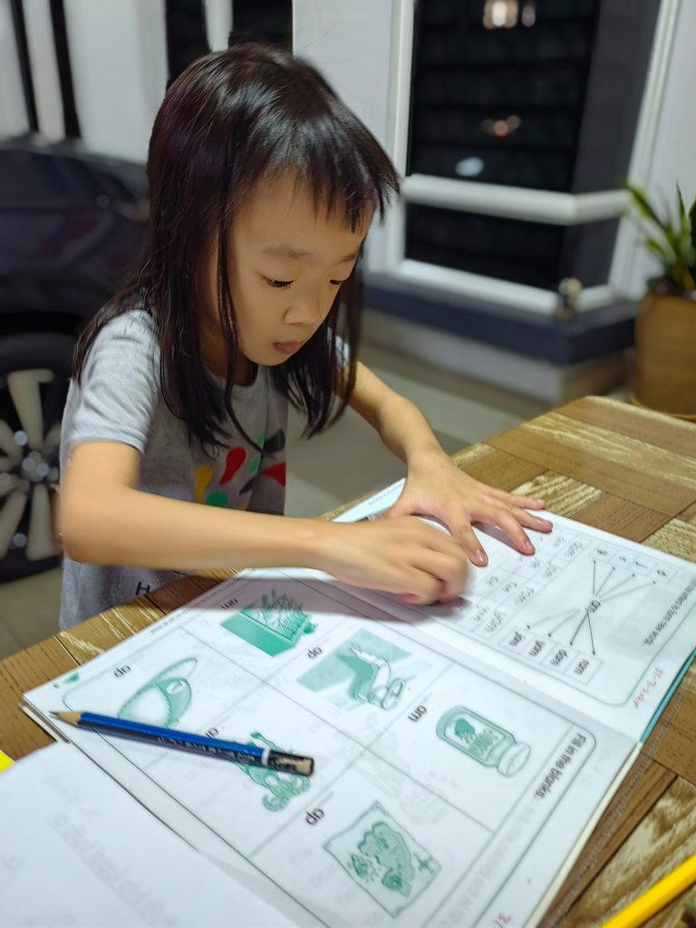 ลูกสาวคนเล็กของฉันทำการบ้านอย่างสนุกสนานเลยทีเดียวโดยมีแม่และพี่สาวนั่งให้กำลังใจ