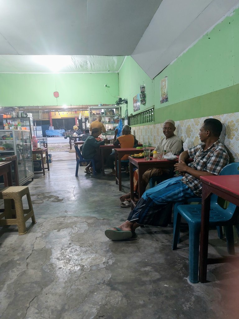 Pengunjung saling bertukar cerita sambil menikmati kopi pagi 
