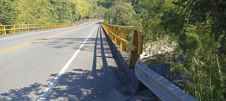 A Bridge: The Shadow of the Railing. Entry for the Shadow Contest/SMASH #418 (ESP/ENG)
