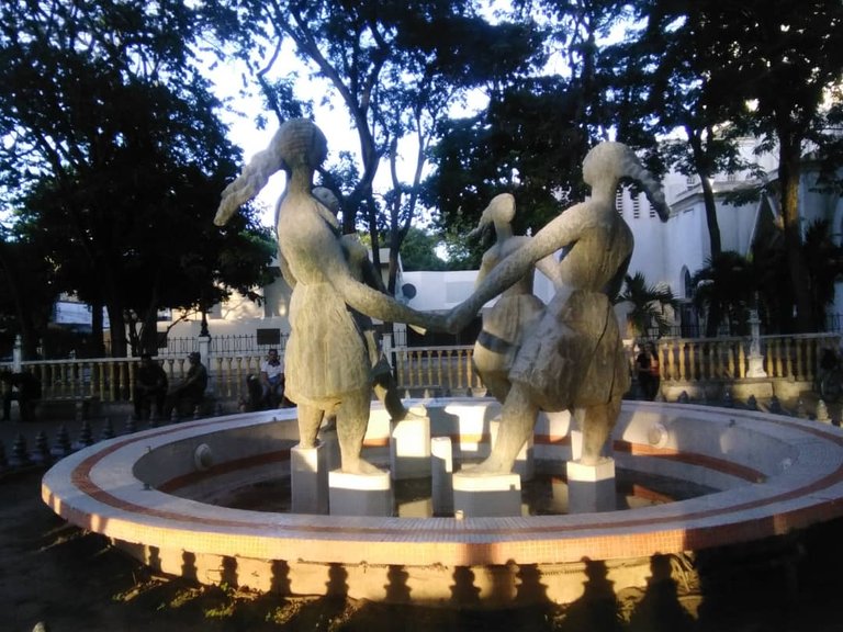 Sculpture "La Ronda" Plaza Bolívar; Porlamar; New Sparta State//Escultura "La Ronda" plaza Bolívar; Porlamar; Estado Nueva Esparta 