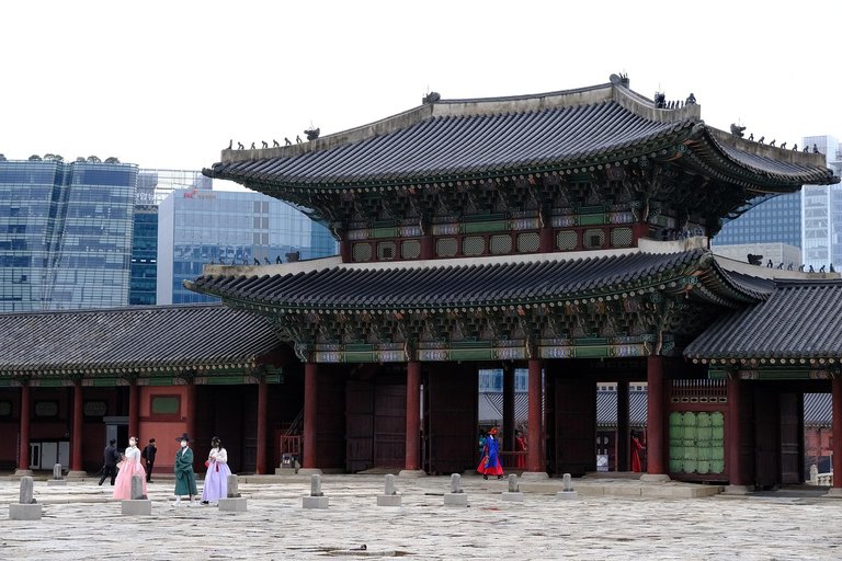 [source](https://pixabay.com/photos/hanok-gyeongbok-palace-7095483/)
