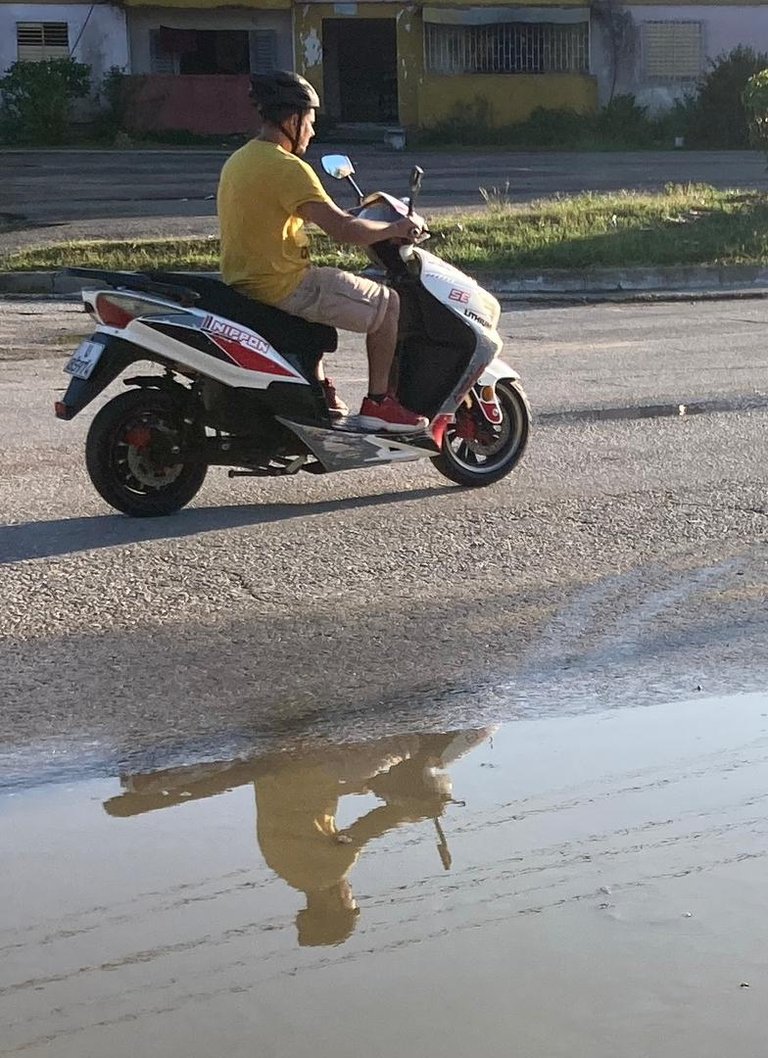 Pilotando um motor náutico | HiveBR Photo Contest #30 - Reflexo [PT/EN]