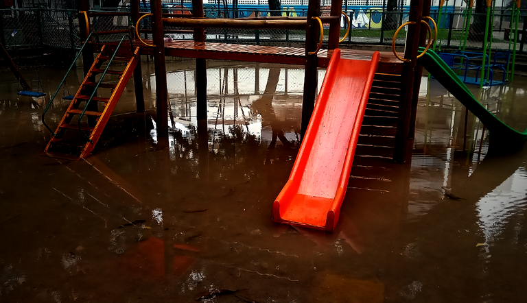 Reflections of the playground [PT/EN]