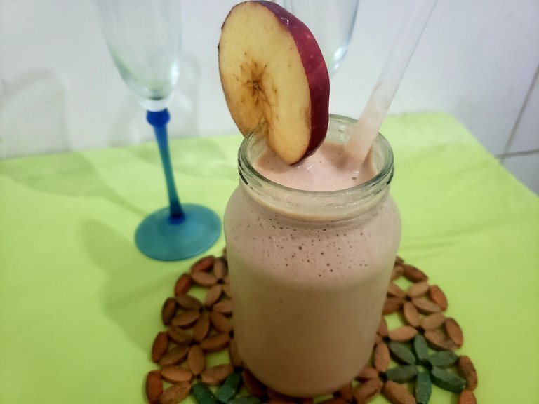 Delicious smoothie of banana, apple, oatmeal and more...  [Eng/Esp]