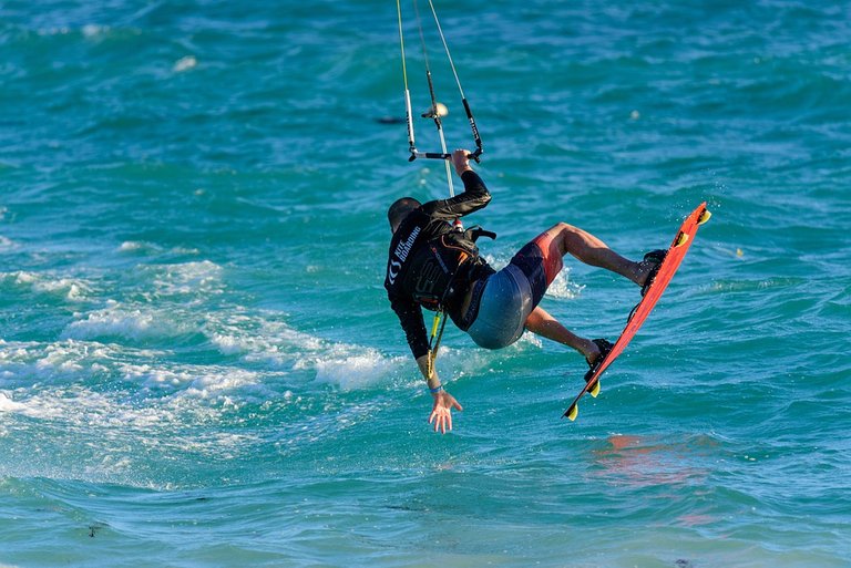 kiteboarding_7136563_960_720.jpg