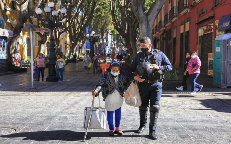 elemento_policia_municipal_ayuda_mujer.jpg