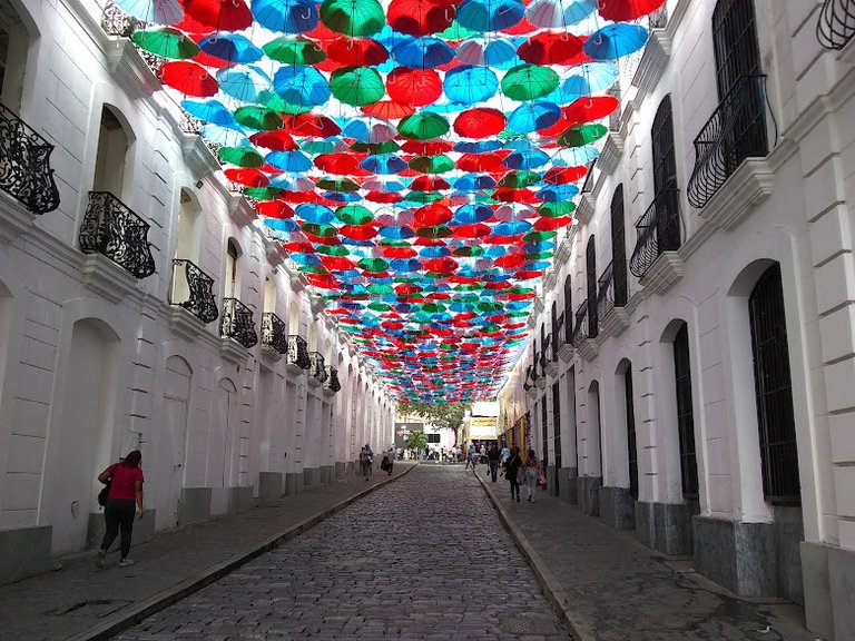 📸 PhotoFeed Contest - Street Photography Round 126. Walk of the Umbrellas. Caracas - Downtown. EN/ESP.