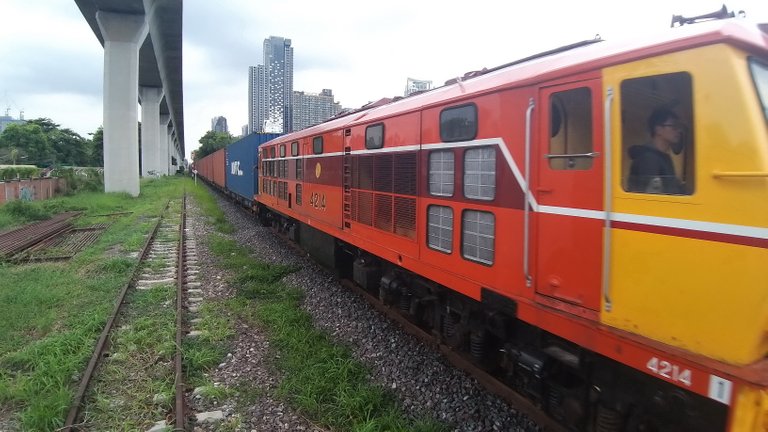 makaasak_train_grave_yard_bangkok_streets_august_2020_355.jpg