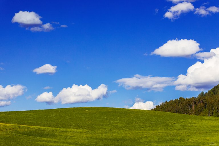 Blue skies and green hills - Windows XP feeling