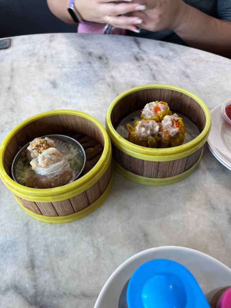 Just like the Japanese cuisine, the Chinese cuisine itself also has it's own way of presenting delicious edible works of art. Here above in the picture are some of the most delicious dim sums. The Som mai. The staple of all dim sum restaurants here in Miri. To know if a place serves good dim sum, try that particular dish. If that dish is good, then the dim sum is definitely amazing. 