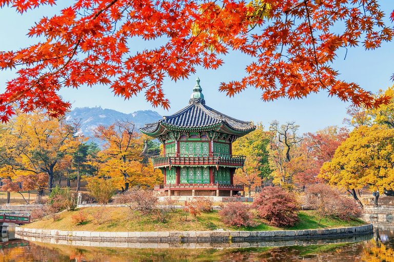 [source](https://pixabay.com/photos/seoraksan-garden-pond-autumn-fall-7366041/)