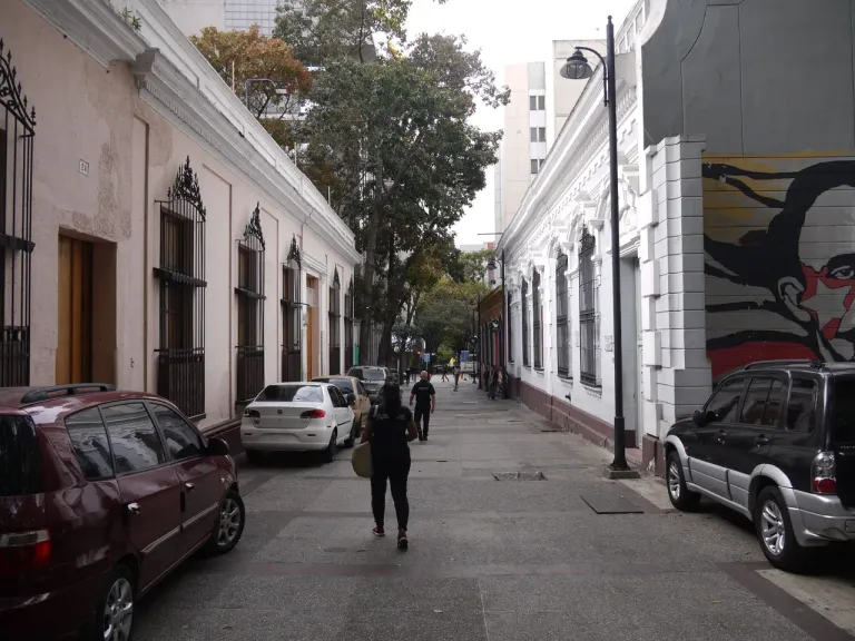 Phone Photography Contest #70: A walk along Pantheon Boulevard in Caracas.. EN/ESP.